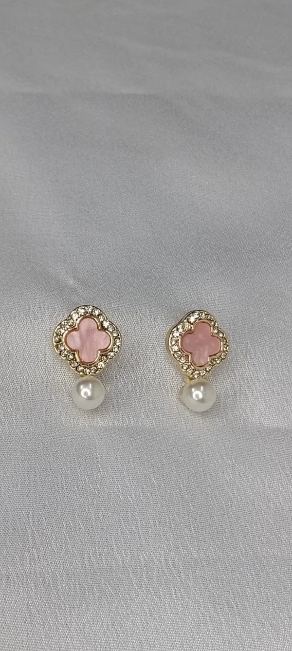 Midnight_Clover_Pearl_Studs_[Variable-2]