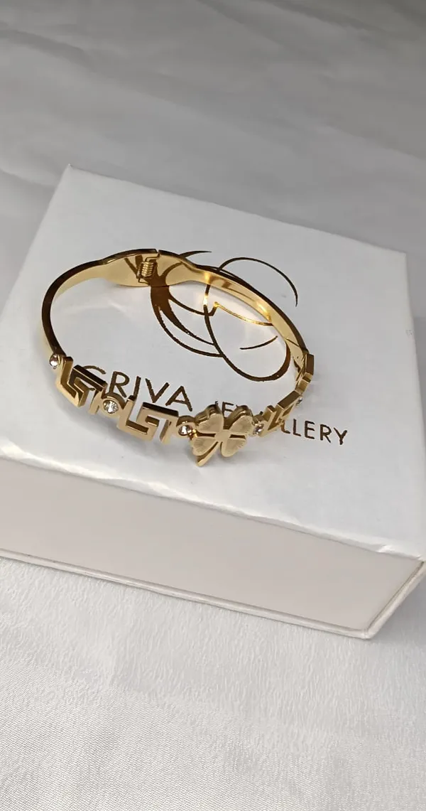 Golden_Charm_Bracelet