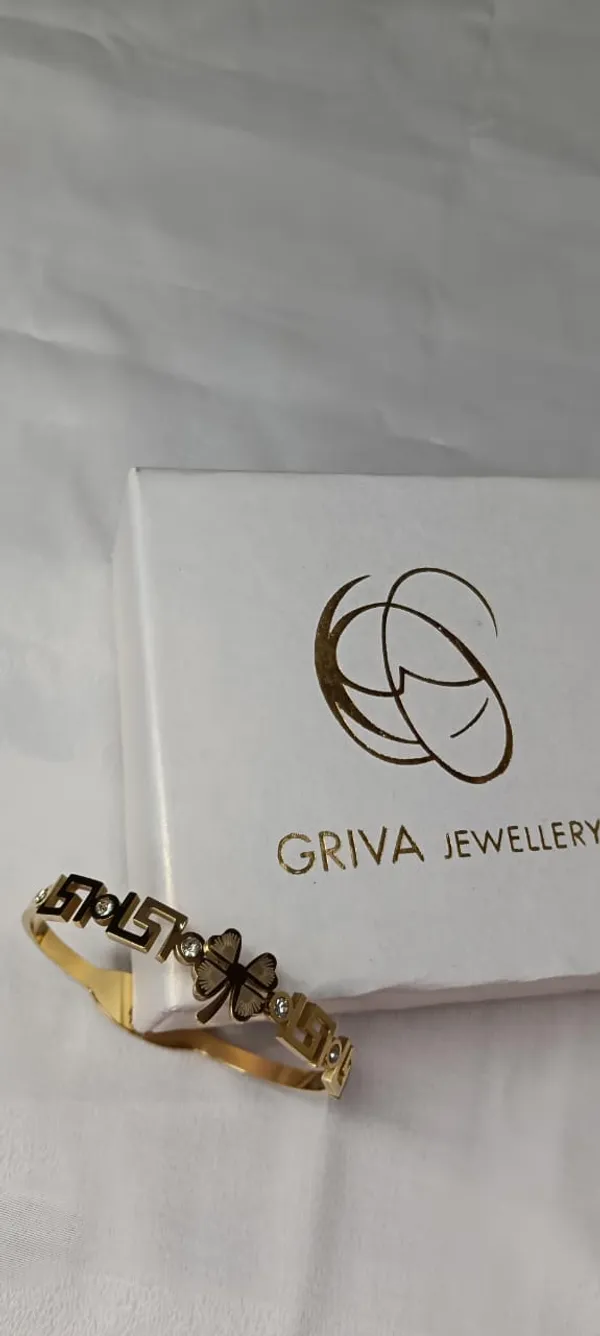Golden_Charm_Bracelet