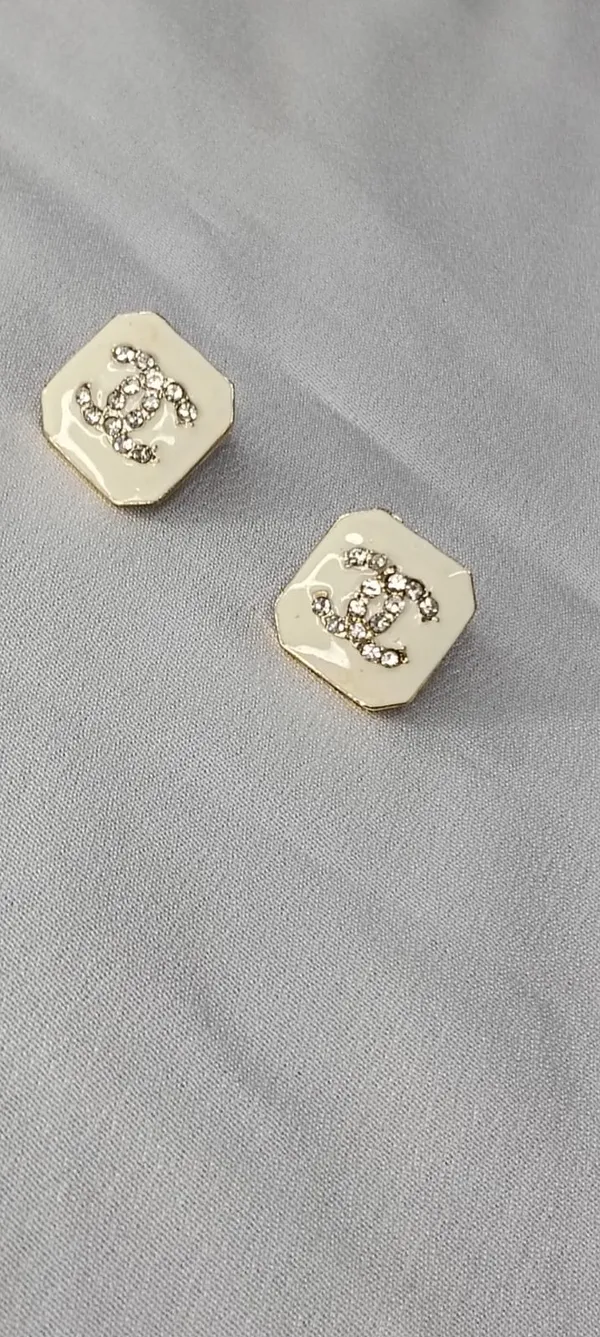 Elegant_Crystal_Emblem_Studs_Earrings