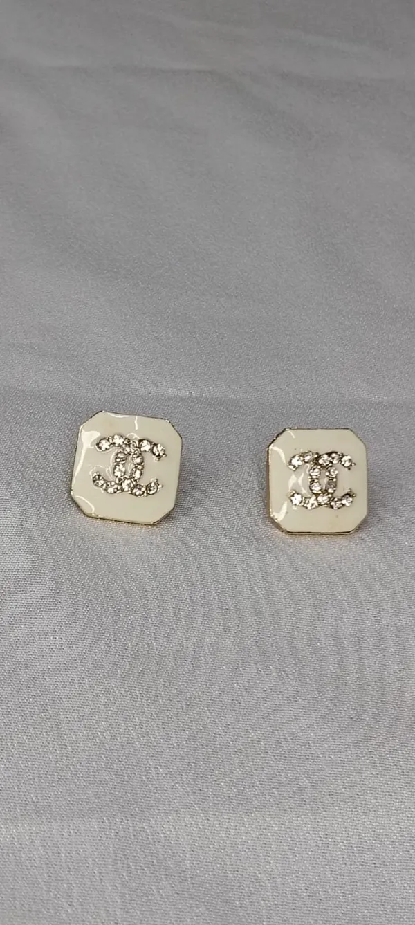 Elegant_Crystal_Emblem_Studs_Earrings