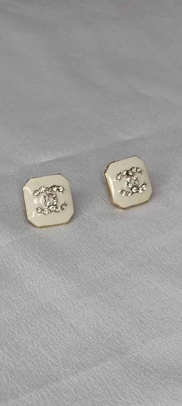 Elegant_Crystal_Emblem_Studs_Earrings