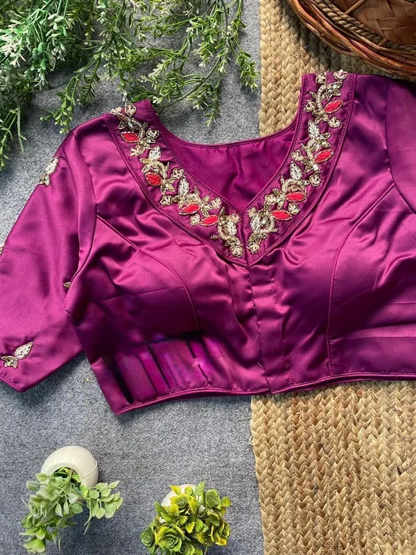 Graceful_Embellished_Neck_Pattern