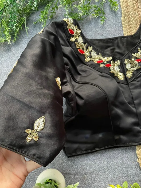 Graceful_Embellished_Neck_Pattern