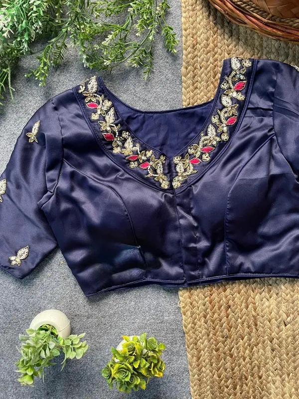 Graceful_Embellished_Neck_Pattern