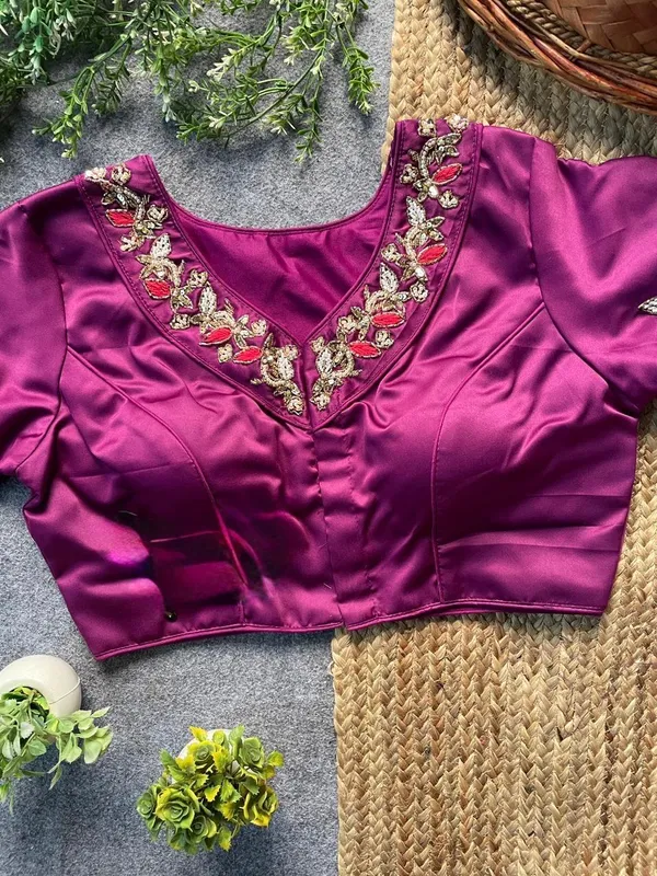 Graceful_Embellished_Neck_Pattern