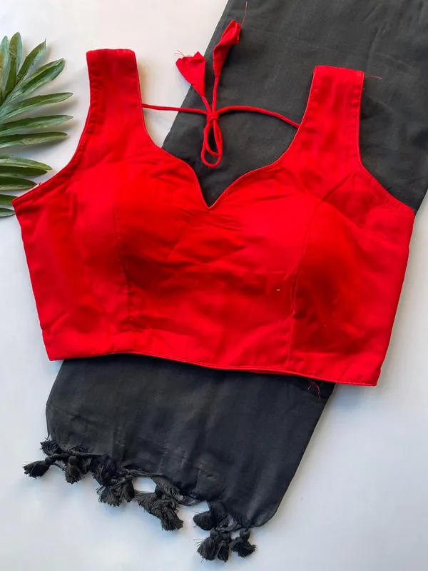 Highlights_the_free-spirited,_modern_vibe_of_the_outfit_with_the_tassels