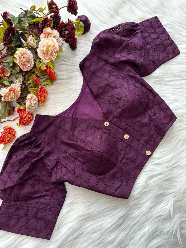 This_is_a_white_pure_cotton_Hakoba_puff-sleeve_blouse_with_a_V-neck_and_front-open_buttons.