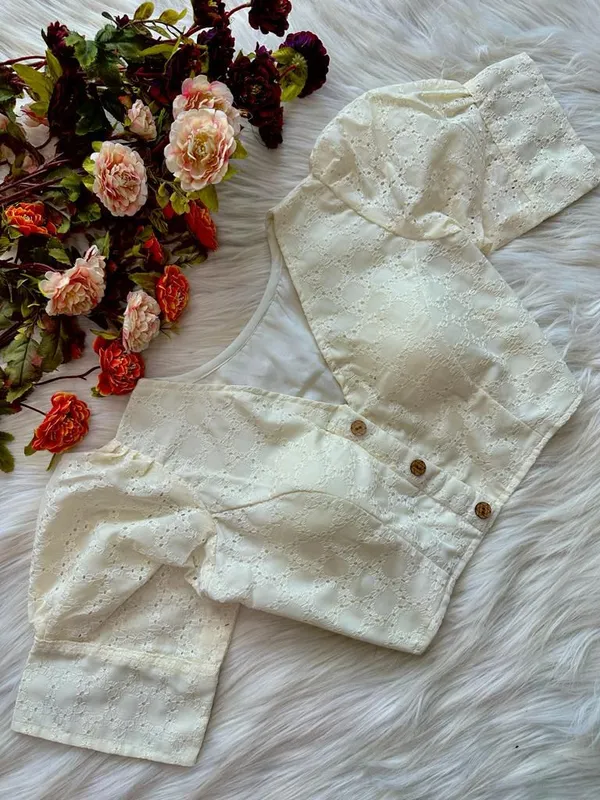 This_is_a_white_pure_cotton_Hakoba_puff-sleeve_blouse_with_a_V-neck_and_front-open_buttons.