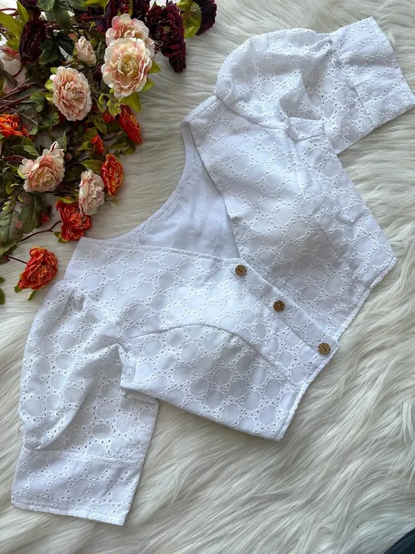 This_is_a_white_pure_cotton_Hakoba_puff-sleeve_blouse_with_a_V-neck_and_front-open_buttons.
