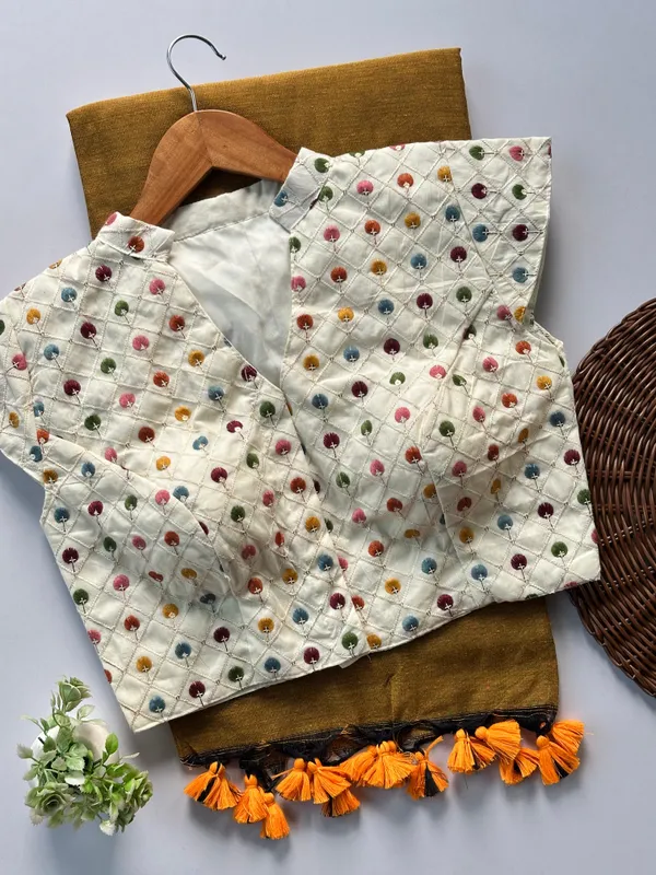 a_flattering_V-neck_blouse_is_designed_to_elevate_your_festive_saree_styling_with_subtle_elegance