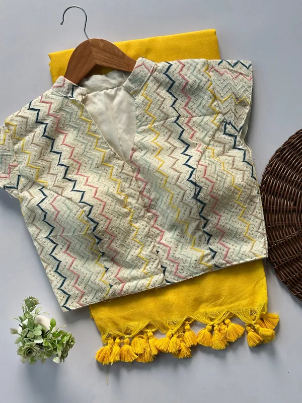 a_flattering_V-neck_blouse_is_designed_to_elevate_your_festive_saree_styling_with_subtle_elegance