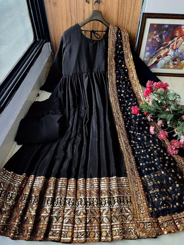 Black_Chinon_Silk_Gown_Set_For_Women