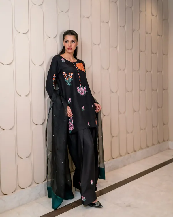 Presenting_New_Designer_Collection_In_Natural_Crep_Silk_Top-Bottom_And_Dupatta_Set_Fully_Stitched_Ready_To_Wear_🔥😍🥰*