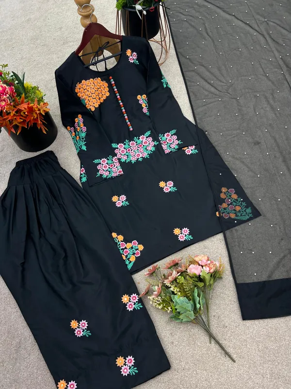 Presenting_New_Designer_Collection_In_Natural_Crep_Silk_Top-Bottom_And_Dupatta_Set_Fully_Stitched_Ready_To_Wear_🔥😍🥰*