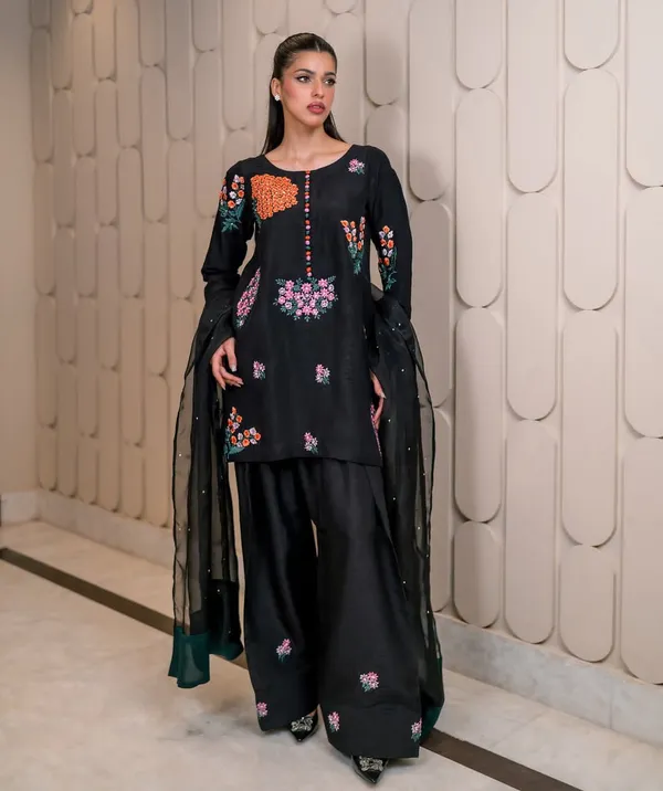 Presenting_New_Designer_Collection_In_Natural_Crep_Silk_Top-Bottom_And_Dupatta_Set_Fully_Stitched_Ready_To_Wear_🔥😍🥰*
