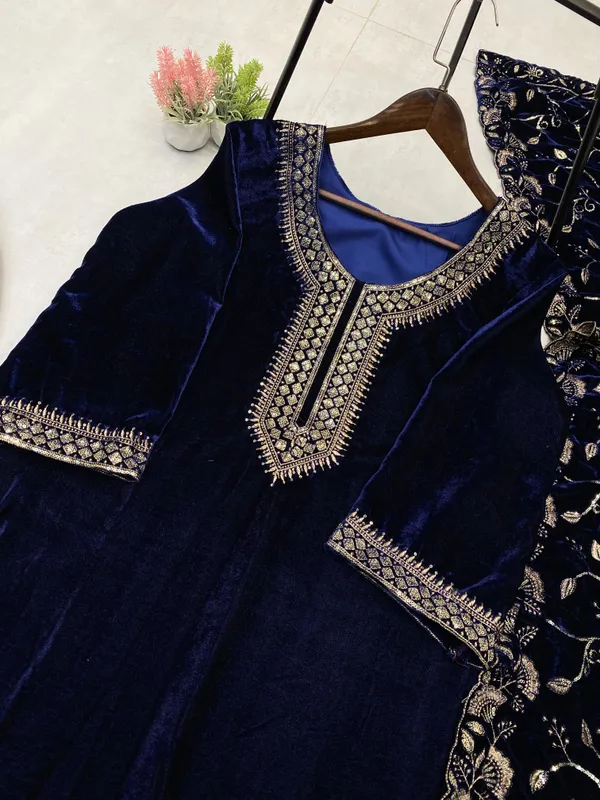 Women's_Pakistani_suit