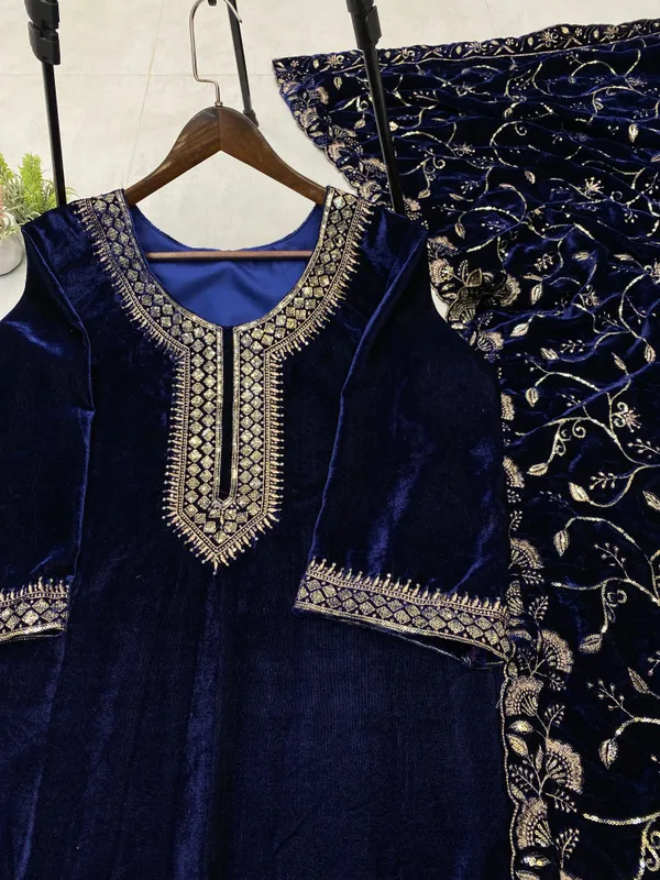 Women's_Pakistani_suit
