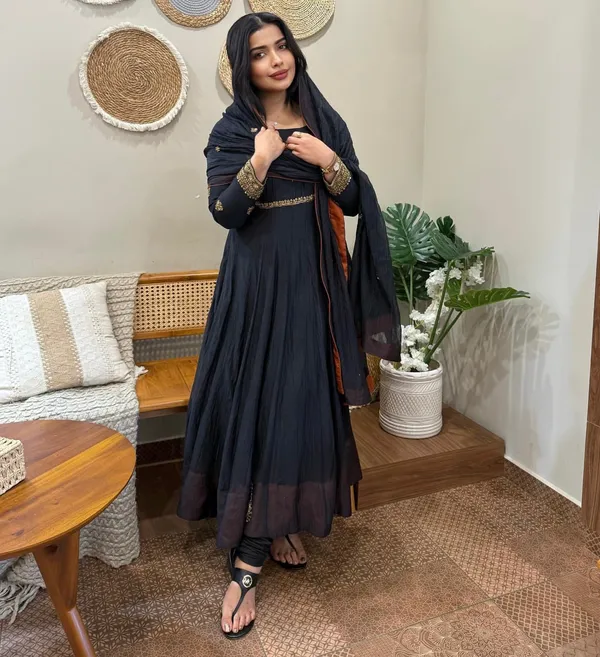 Black_Georgette_Gown_For_Women