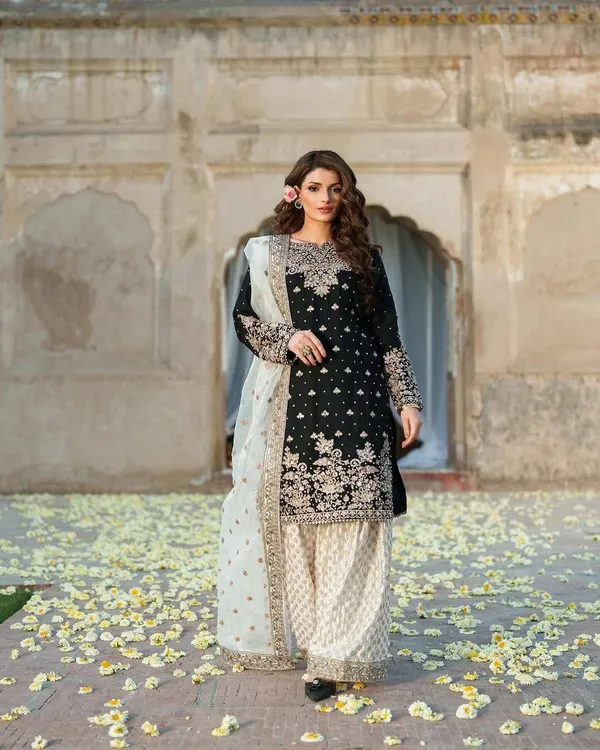 Black_Chinon_Silk_Pakistani_Suit_For_Women