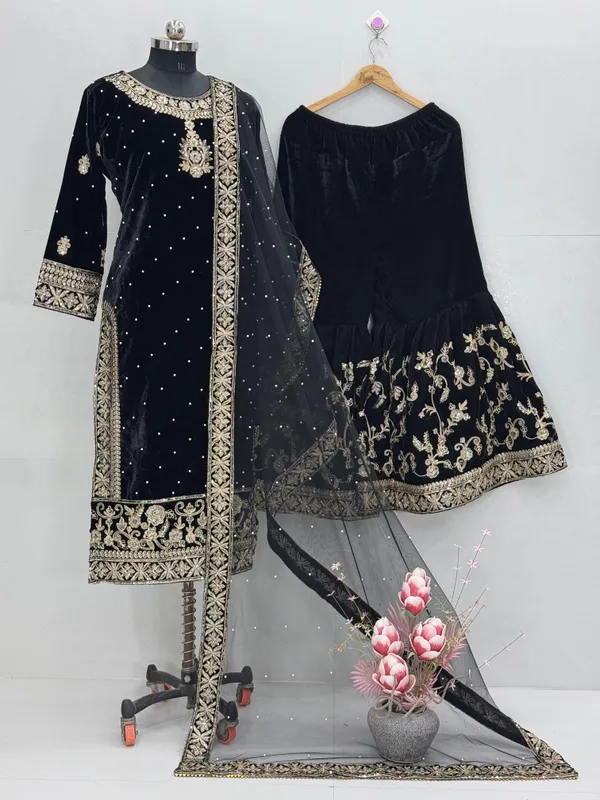 Women's_pakistani_suits