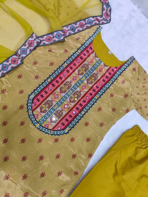 Women's_pakistani_suits