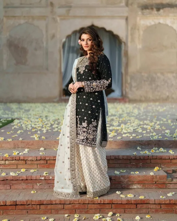 Black_Chinon_Silk_Pakistani_Suit_For_Women