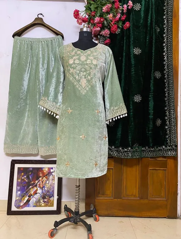 Green_Zari_Embroidery_Kurta_Set_For_Women