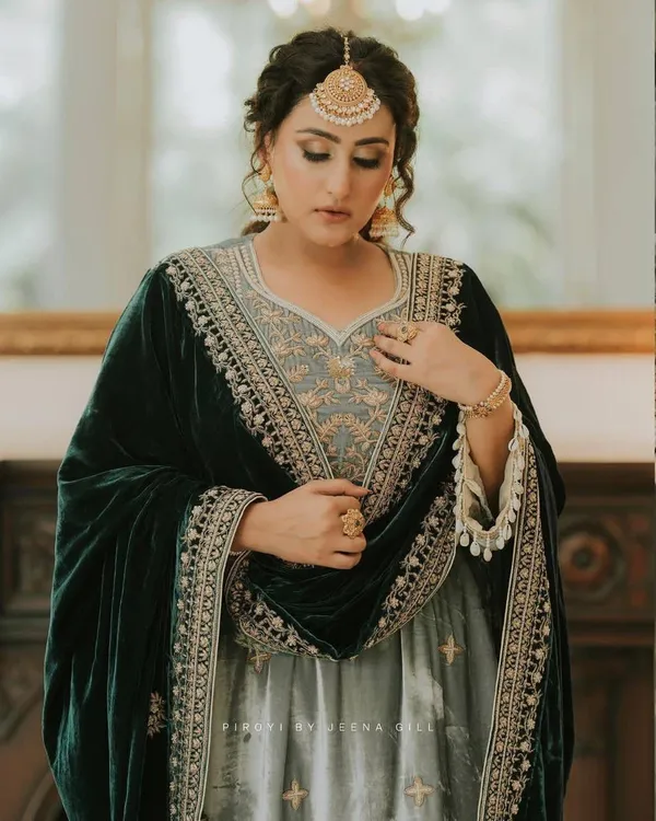 Green_Zari_Embroidery_Kurta_Set_For_Women
