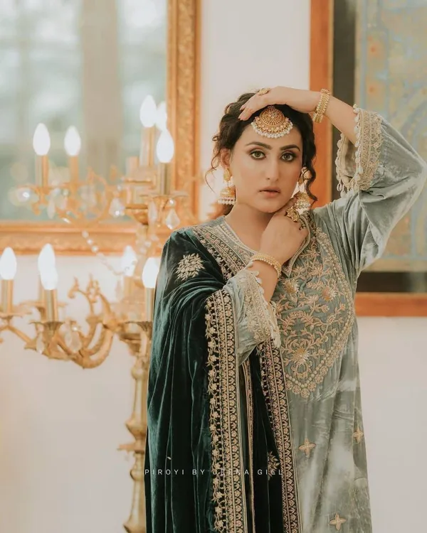 Green_Zari_Embroidery_Kurta_Set_For_Women