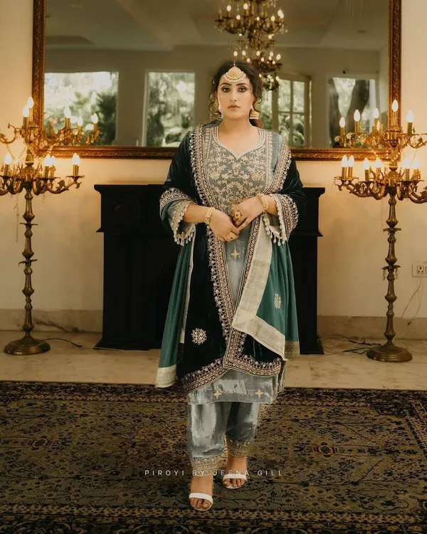 Green_Zari_Embroidery_Kurta_Set_For_Women