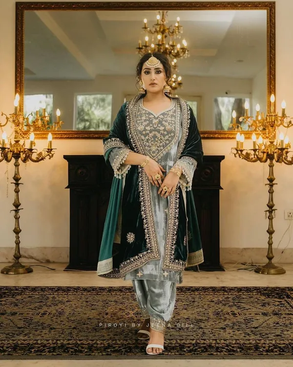 Green_Zari_Embroidery_Kurta_Set_For_Women