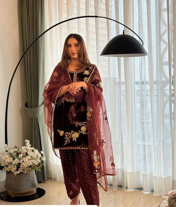 Women's_pakistani_suits_velvet