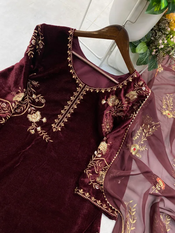 Women's_pakistani_suits_velvet