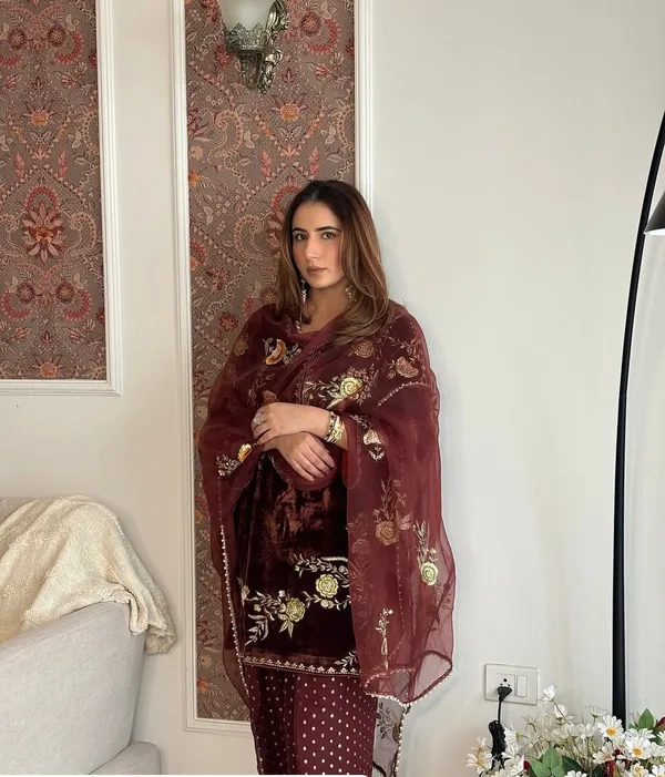 Women's_pakistani_suits_velvet