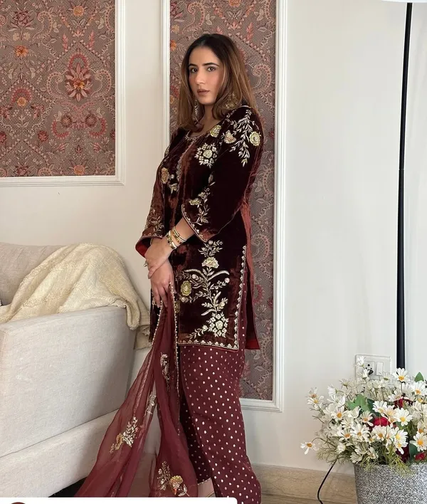 Women's_pakistani_suits_velvet