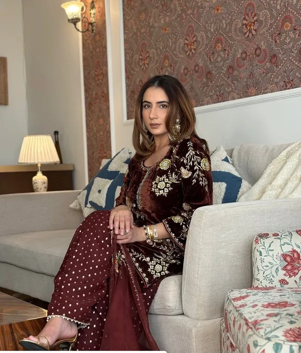Women's_pakistani_suits_velvet