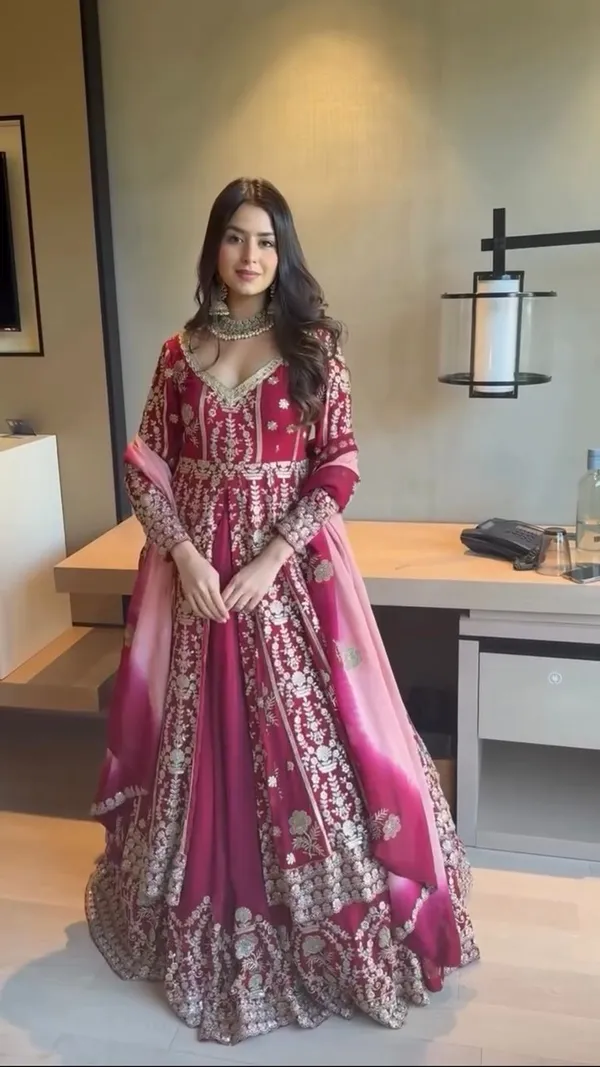 Red_Stylish_Pakistani_Suits_For_Women