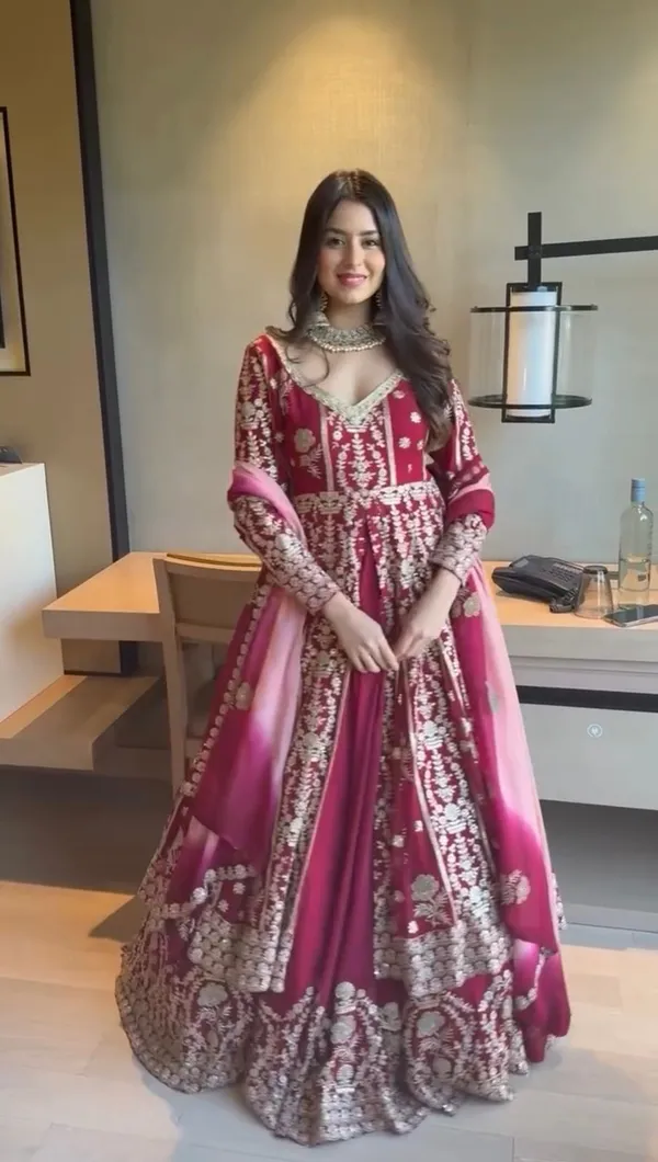 Red_Stylish_Pakistani_Suits_For_Women