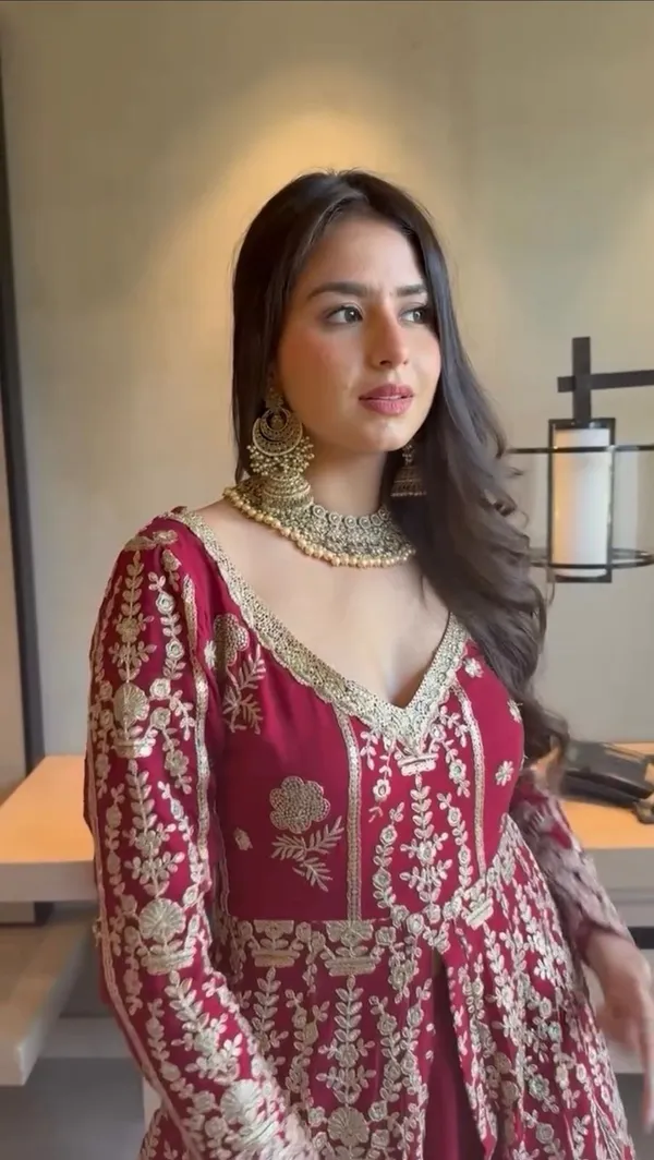 Red_Stylish_Pakistani_Suits_For_Women
