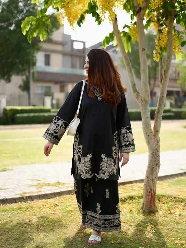 Women's_trendy_outfit