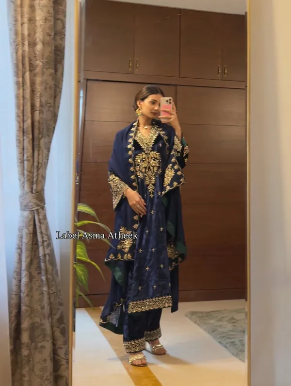 Women's_velvet_suit