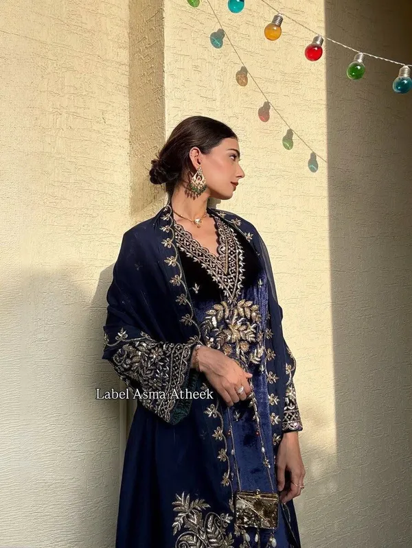 Women's_velvet_suit