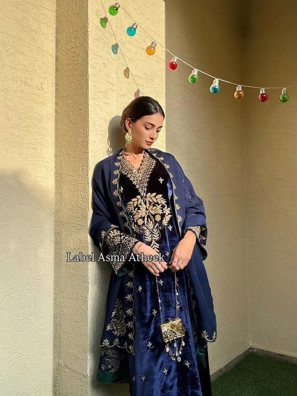 Women's_velvet_suit