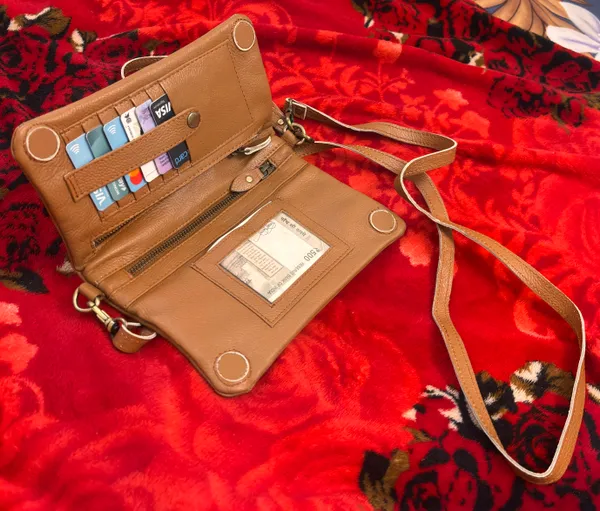 Elegant_Minimalist_Leather_Hobo_Clutch_–_Tan_Premium_Edition
