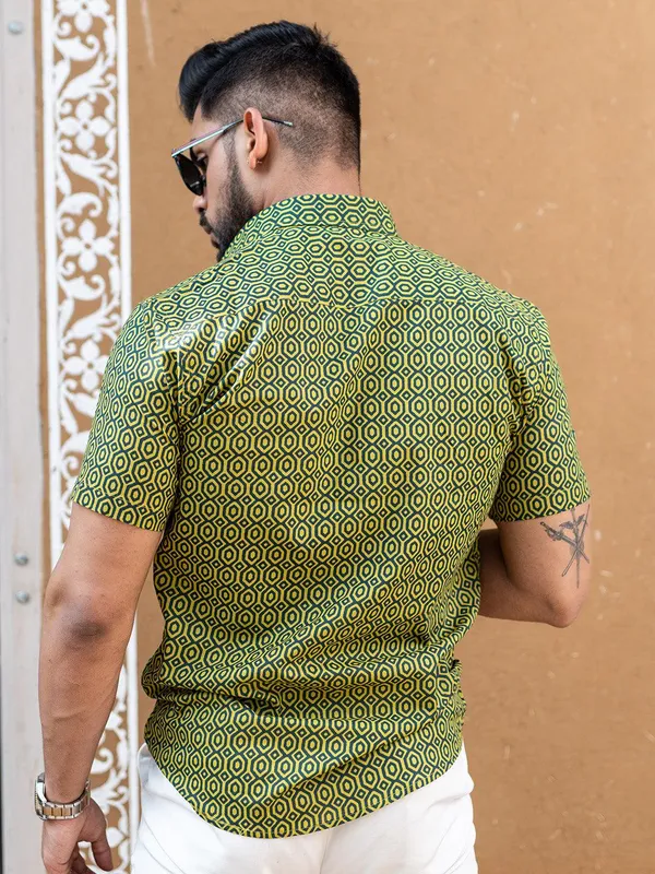 Men's_Green_Geomatric_Printed_Half_Sleeve_Slim_Fit_Shirt_-_Doriyan