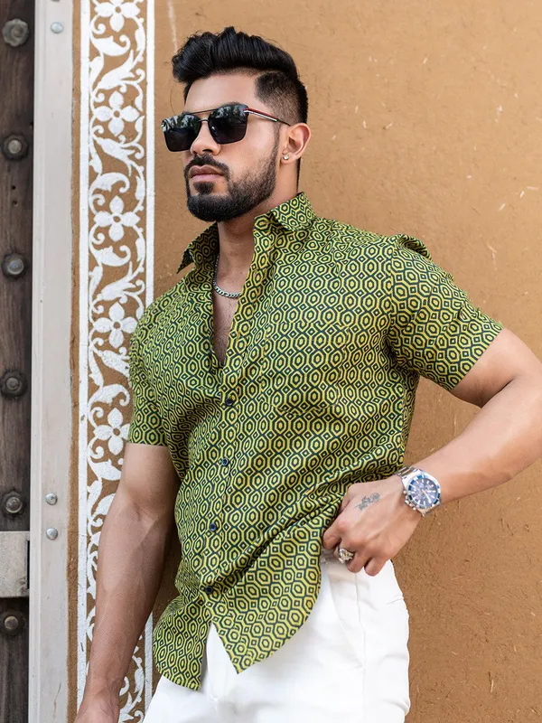 Men's_Green_Geomatric_Printed_Half_Sleeve_Slim_Fit_Shirt_-_Doriyan