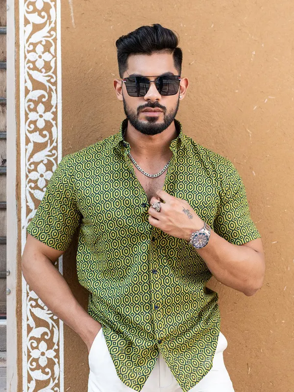 Men's_Green_Geomatric_Printed_Half_Sleeve_Slim_Fit_Shirt_-_Doriyan