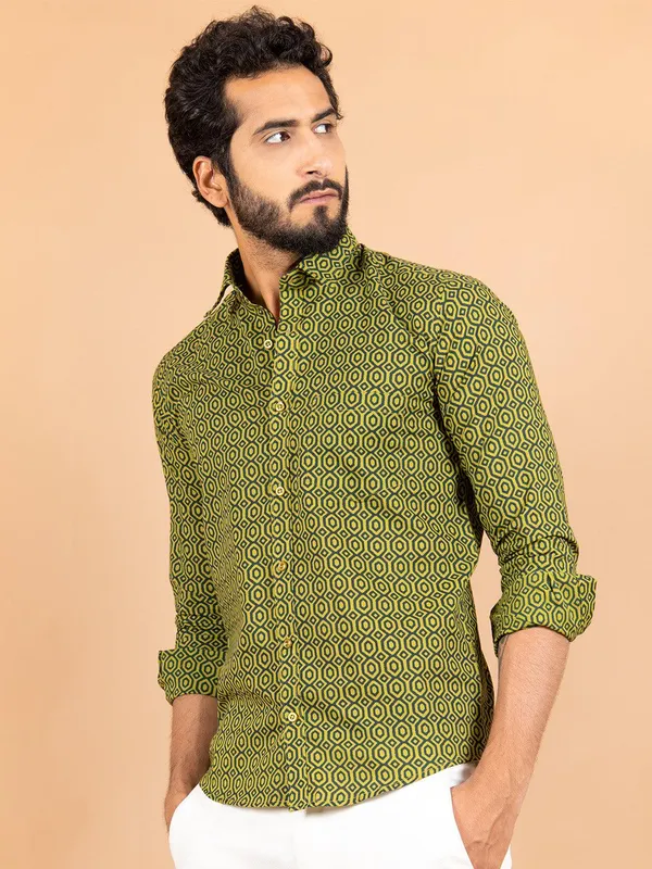 Men's_Pure_Cotton_Green_Geomatric_Printed_Full_Sleeve_Slim_Fit_Shirt_-_Doriyan