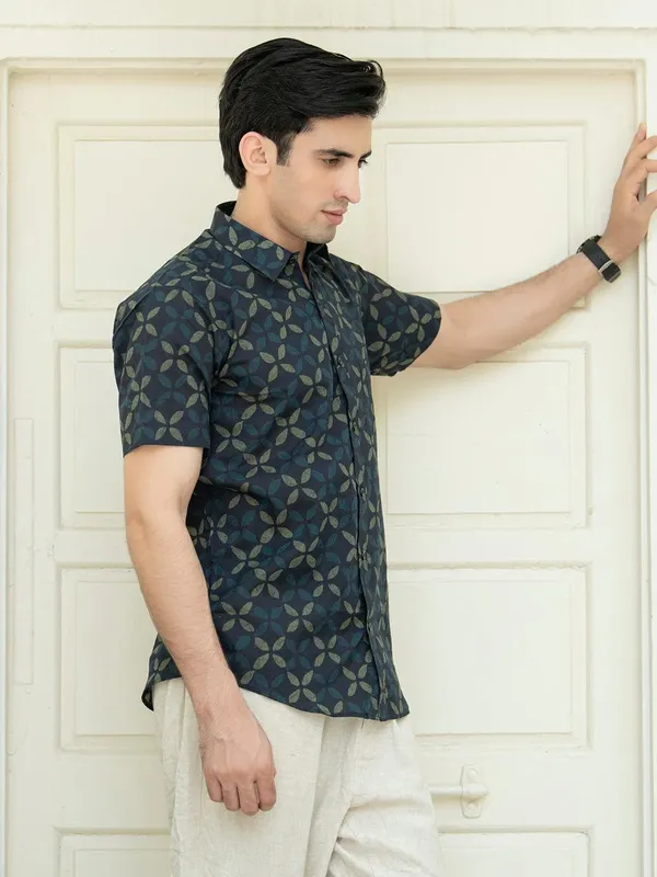 Men's_Pure_Cotton_Blue_Abstract_Printed_Half_Sleeve_Slim_Fit_Shirt_-_Doriyan